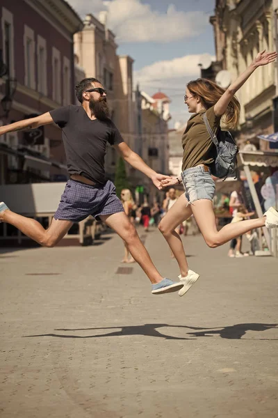 Dovolená ve městě. Láska pár, milenci, skok na ulici — Stock fotografie