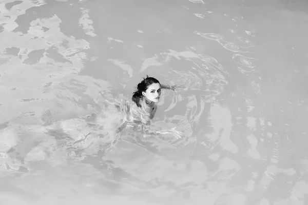 Pretty sexy woman in swimming pool — Stock Photo, Image