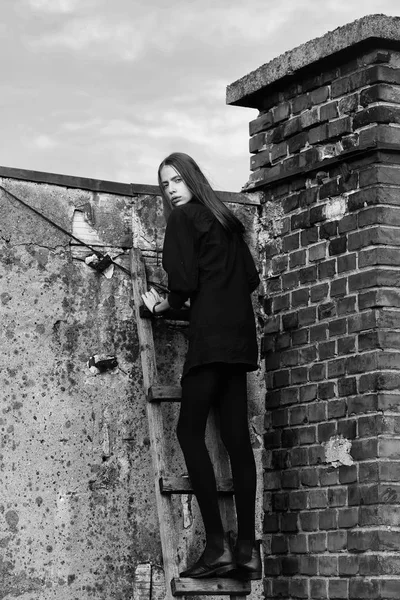Ritratto di moda di una ragazza sulle scale. Bella ragazza su una scala di legno — Foto Stock