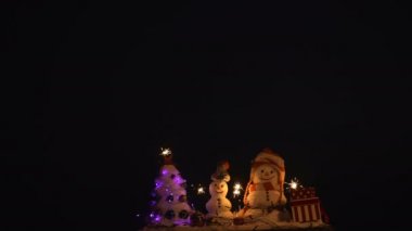 Mutlu yeni yıl kardan adam ile. Snowmans mutlu çift. Snowmans kutlama.