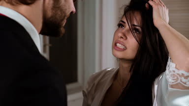 Çift evde konuşmak