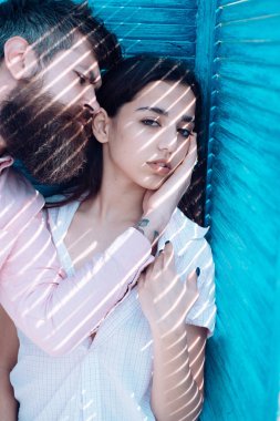 Onun ellerinde korumalı hissediyor. Adam sarılmak Arap kadın sakallı. Tutku ve arzu. Şehvetli çift aşık. Yakınlık ve sevgi keyfini çıkarın