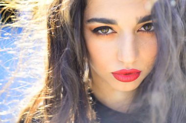 Arap kadın uzun saçlı güneşli üzerinde açık. Şehvetli kırmızı dudaklar makyaj kadınla. Cilt Bakımı ve tazelik. Güzellik kız seksi bakışla. Seksi manken. Mükemmel cilt kız, Cilt Bakımı