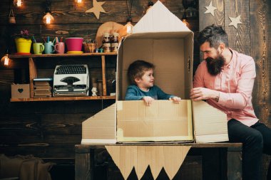 Fikir geliştirme eğitim ve çocuk. Aile Baba ve kağıt roket küçük çocuk ile eğitim kavramı.
