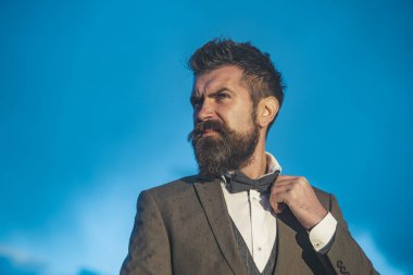 Yakışıklı adam hipster sakal ve bıyık portre dağın tepesinde mavi sisli bulutlu gökyüzü karşı tarih ile
