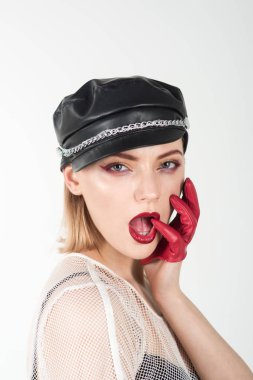 Parlak makyaj ile deri şapkalı kız. Kız rock tarzı.