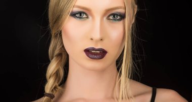 Manken makyaj ve şık bir saç modeli. Kuaför ve güzellik salonu. Makyaj göz ve cilt bakımı şehvetli kız. PIGTAIL sarışın saçlı kız. Siyah izole sarı saçlı seksi kadın.