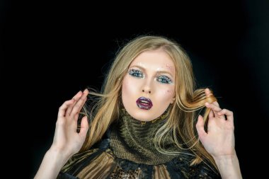 neşeli kız ya da kadın parlak makyaj ve saç modeli ile. izole siyah.