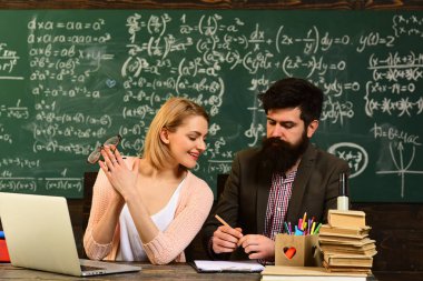 Büyük öğretmen öğrenci, öğretim üyesi atölye sırasında öğrenciler ile mimari konuları tartışmaya liderlik duygusu taşır, Öğretmen sınıfta masada oturuyor