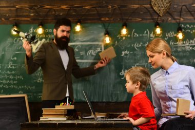 İyi öğretmenler çoğu kez iletişim ustaları, eski kitaplar üzerinde yuvarlak ahşap bir masa onun öğrenci üniversitede Fen Bilgisi dersinde konuşurken dikkatli öğretmen, Öğretmen Ders başlıyor