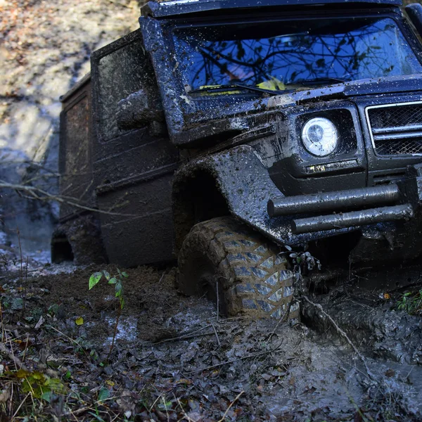 Roda de carro na estrada de terra coberta de lama — Fotografia de Stock