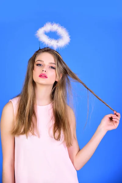 Valentinstag und Schönheit. Valentinstag Engel Mädchen mit Heiligenschein auf blauem Hintergrund. — Stockfoto