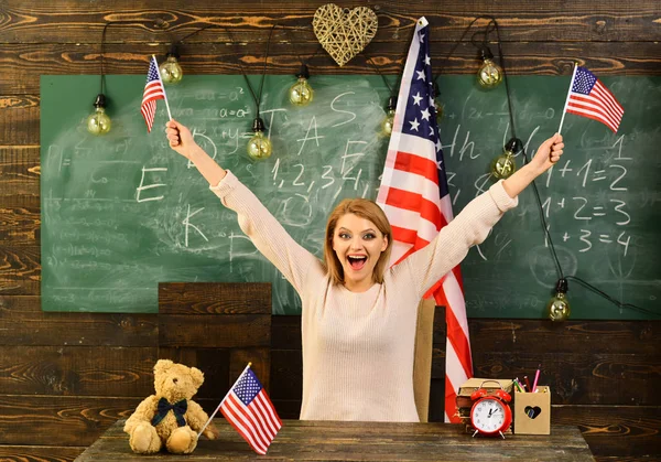 Schulstunde am 4. Juli. Schulzeit mit Frau zum Unabhängigkeitstag der USA. — Stockfoto