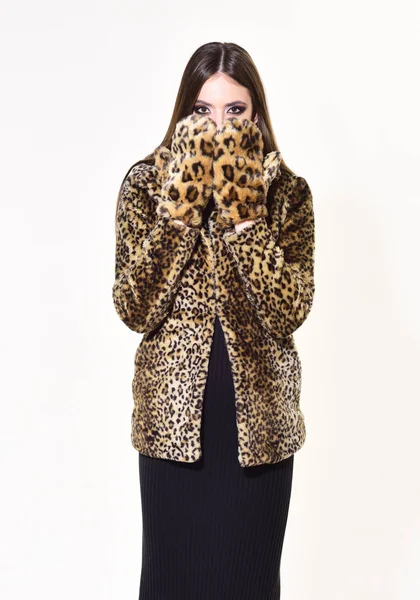 Vinter mode och skönhet. Kvinna i leopard päls isolerade på vitt. Utseendet på modell med dålig smak. Leopard päls på snygg tjej. Fur coat boutique med naturliga och konstgjorda material. — Stockfoto
