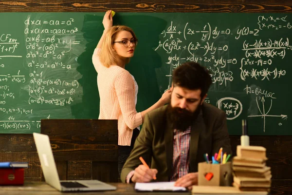 Leraren zijn zo verschillend als de studenten die ze leren, onderwijs en home concept - student met boeken benadrukt, grote leraar vervoert gevoel van leiding aan studenten — Stockfoto