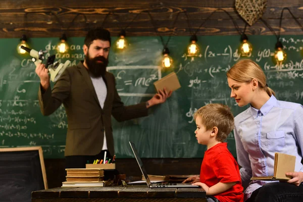 İyi öğretmenler çoğu kez iletişim ustaları, eski kitaplar üzerinde yuvarlak ahşap bir masa onun öğrenci üniversitede Fen Bilgisi dersinde konuşurken dikkatli öğretmen, Öğretmen Ders başlıyor