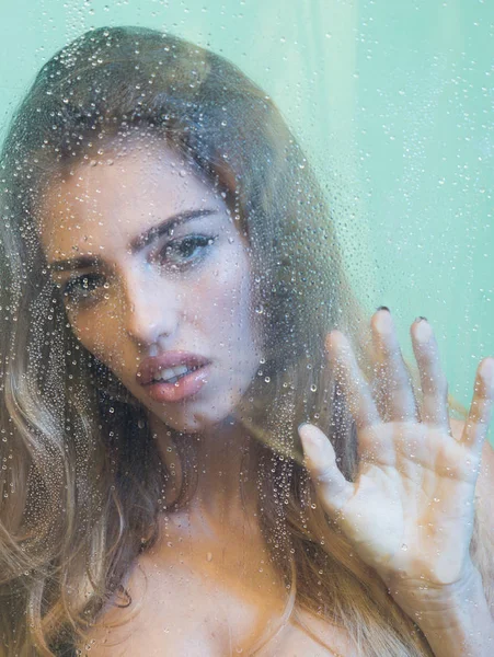 Genç kadının melankoli ve hüzünlü yağmur pencereden el. — Stok fotoğraf