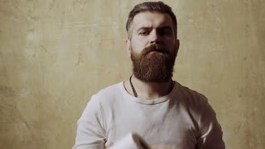 adam tuvalete gidiyor