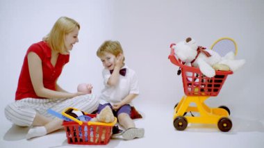 Anne ve oğlu alışveriş oynuyor. Aile alışveriş. Anne oğlunu öğretim finansal okuryazarlık