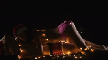 Sıcak bebek. Parti. Seks çift. Tutkulu çift öpüşme, erkek ve kız. Seks. Genç aşıklar. Aşıklar. Kamasutra konumlandırır. Erotik anlar. Konsept fotoğraf. Gizli. Moda