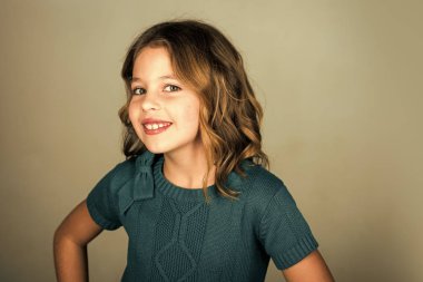 Diş macunu reklam. Uzun saçlı küçük kız. küçük kız, kopya alanı.