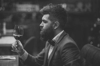 görücü usulü. Barda bekleyen hipster tarihi toplantı. Mükemmel şarap. Müşteri alkol kafede oturup. Uzun Sakal içki puro kulübü ile iş adamı. Sakallı adam dinlenme restoranda şarap ile