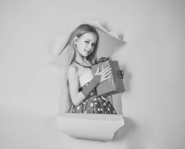 Childs'ın hediyesi. Benim mevcut, küçük kız pembe bir arka plan üzerinde Studio.