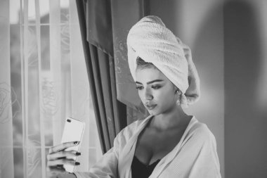 dinlenme ve spa. Selfie, spa ya da sabah duş sonra kafa havluya olan kız. Sağlık ve cilt bakımı yordamlar sonra bornoz kadında. Kızlar ve selfie kavramı. Gizemli yüz kadın ve