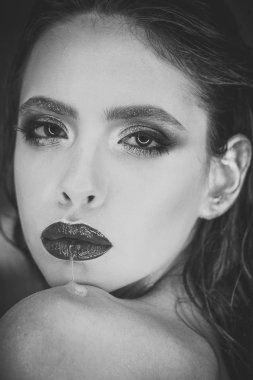 moda stil. Kadın kırmızı dudaklar, makyaj ile ağzından tükürük çalıştırın. Kadın taze cilt yüz, Cilt Bakımı ile. Güzellik model glamour bakışla. Kız moda parlak makyaj, güzellik ile. Cilt Bakımı, kozmetik ve