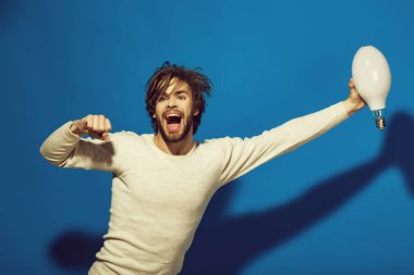 Çözüm ve karar. Adam büyük lambalı.