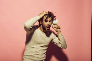 kulak misafiri. şaşırmış adam kulak misafiri Kupası ile sabah