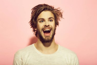 deli adam. mutlu adam uzun şık uncombed saç, sabah ve berber dükkanı