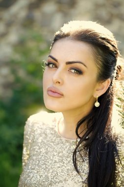 balo. Kız poz doğal arka plan bulanık