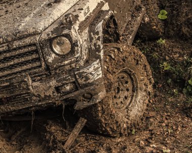Off-Road. Araç offroad yarış sonra kirli tekerlek.
