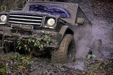 Off-Road. Azaltılmış vites kavramı. Engellerle kirli offroad araba sürmek