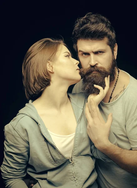 Homem com barba elegante. Tiro de moda de par após corte de cabelo. Conceito de barbearia. Mulher em rosto misterioso com homem barbudo, fundo preto. Homem com barba elegante e bigode e menina com fresco — Fotografia de Stock