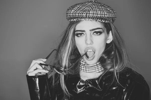 Optik kavramı. Seksi Bayan şık kıyafet, yakın çekim, alanı Kopyala. Kadın dalgın yüz tutan gözüne gözlük vizyon yakın ağız, için makyaj ile dokunur dudaklar