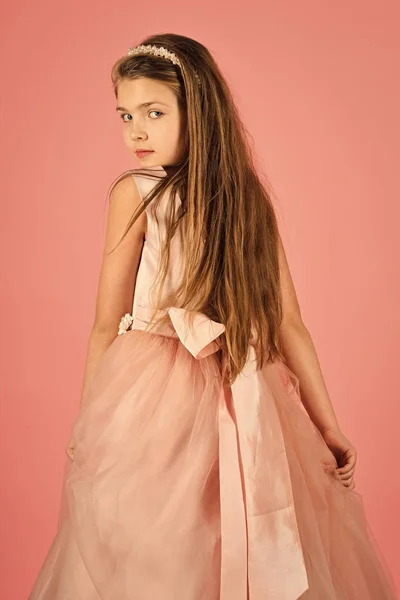 Moda y belleza, princesita. Modelo de moda sobre fondo rosa, belleza. Niña en vestido de moda, baile de graduación. Mira, peluquero, maquillaje. Niña en elegante vestido de glamour, elegancia — Foto de Stock