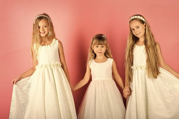 Οικογένεια μόδας μοντέλο αδελφές, ομορφιά. Τα παιδιά τα κορίτσια φόρεμα, οικογένεια, αδελφές. Μικρά κορίτσια σε μοντέρνο φόρεμα, prom. Μόδα και ομορφιά, μικρή πριγκίπισσα. Φιλία, ματιά, κομμωτήριο, γάμος — Φωτογραφία Αρχείου