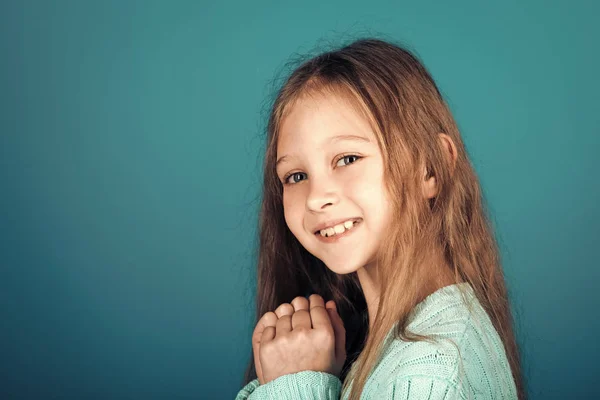 Mensen, geluk concept. Gelukkig klein meisje, kopie ruimte. — Stockfoto