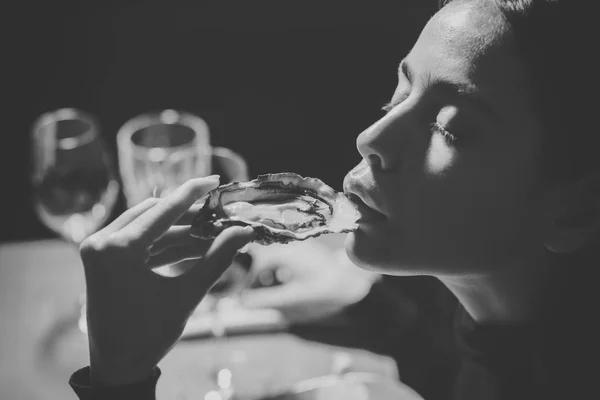Mujer comiendo mariscos. Mariscos y cocina mediterránea con mejillones en cáscara. Mujer joven comiendo ostras en un restaurante de lujo. Alimentación y salud. La ostra como manjar saludable con vitamina omega 3 — Foto de Stock