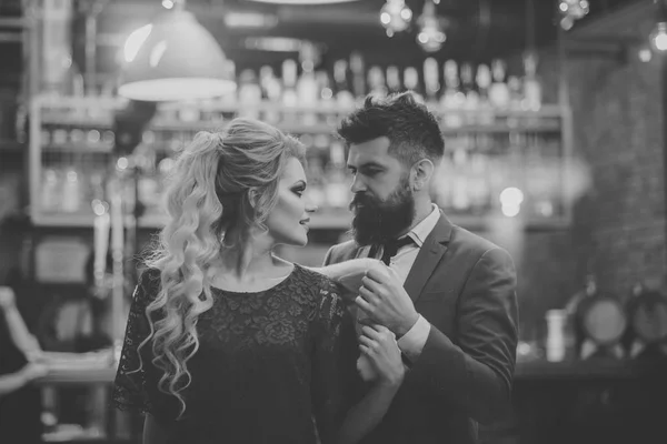 Liebevolle Leidenschaft. junges Paar trifft sich bei einem Date in einem Café und unterhält sich bei einer Tasse Kaffee. — Stockfoto