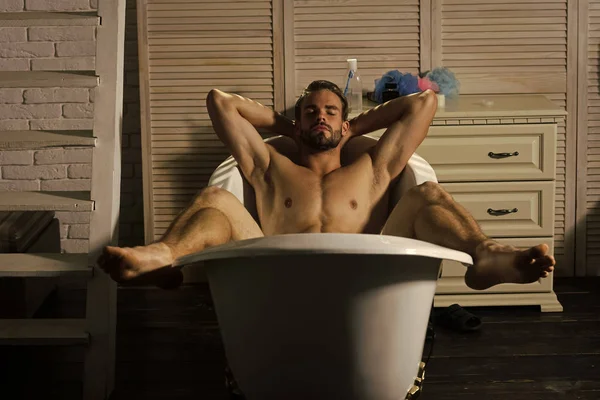 Uomo rilassante nella vasca idromassaggio. Cura del corpo, benessere, piacere, relax — Foto Stock