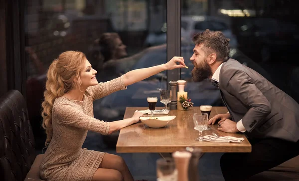 Glada par i en restaurang. semester fest och party. semester firande av ungt par i kärlek — Stockfoto