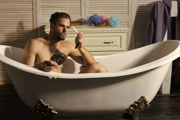 sabah yordamlar. Adam traş ustura