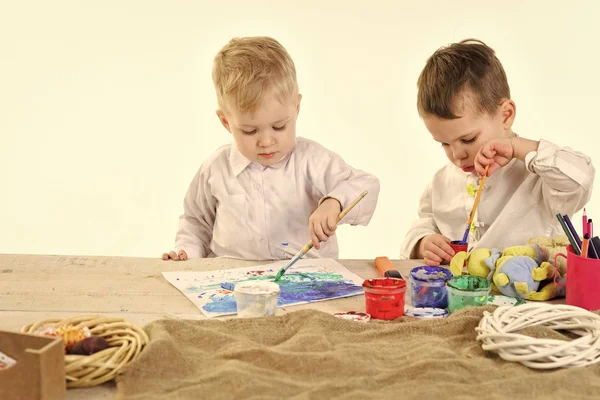 Desenvolvimento infantil. Ovo de Páscoa, crianças em orelhas de coelho, irmãos com ovos . — Fotografia de Stock