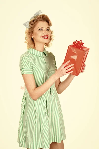Concepto vintage. feliz sonriente mujer vestida en pin-up vestido de estilo, aislado — Foto de Stock