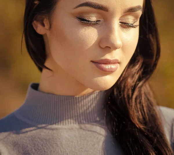 Tratamiento facial. Chica o mujer con los ojos cerrados disfrutar de un día soleado otoño —  Fotos de Stock