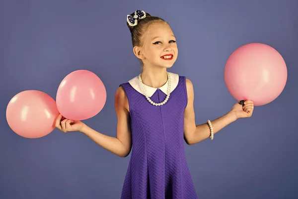 Snålt med ballonger på födelsedag. L skönhet och mode, slagkraftig pasteller. Liten flicka barn med party ballonger, firande. Födelsedag, lycka, barndom, utseende. ittle flicka med frisyr håller ballonger — Stockfoto