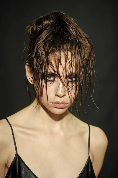 Concept de mode. Portrait de beauté de femme caucasienne avec coiffure. Je regarde la caméra. Prise de vue. fond noir — Photo